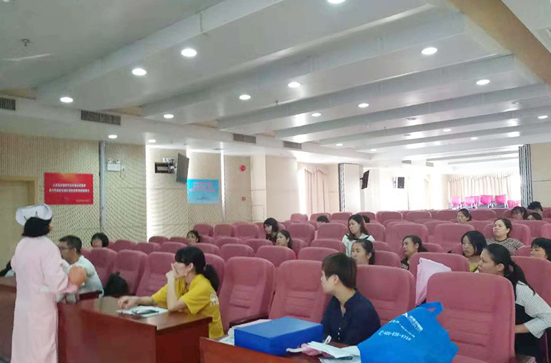 鹽步醫(yī)院的護(hù)士為孕婦媽媽班授課.jpg